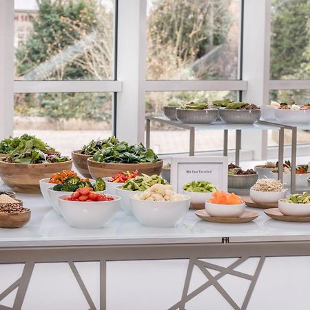 The Westin Grand Munich Hotel Kültér fotó A salad bar