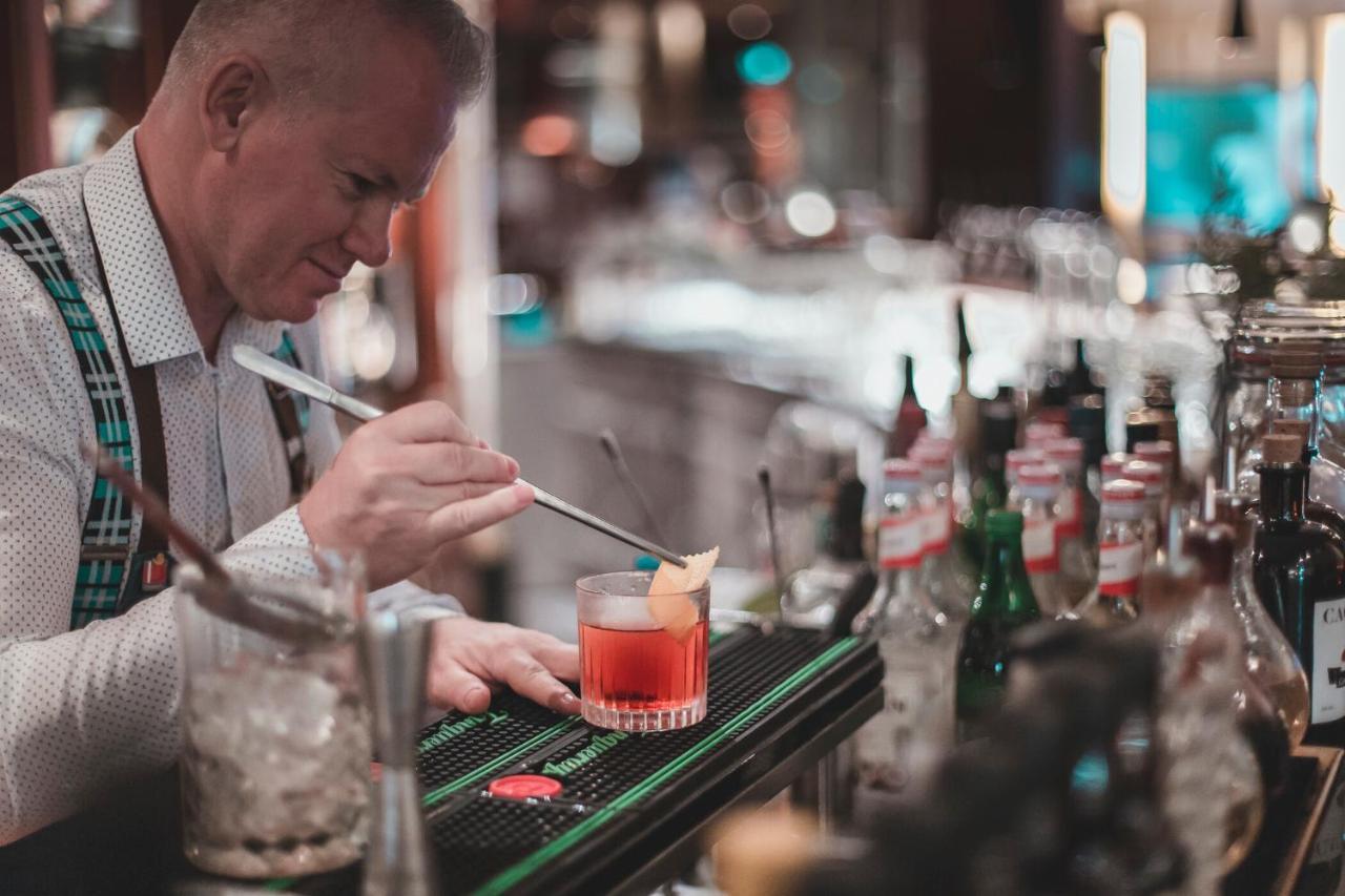 The Westin Grand Munich Hotel Kültér fotó A bartender at work