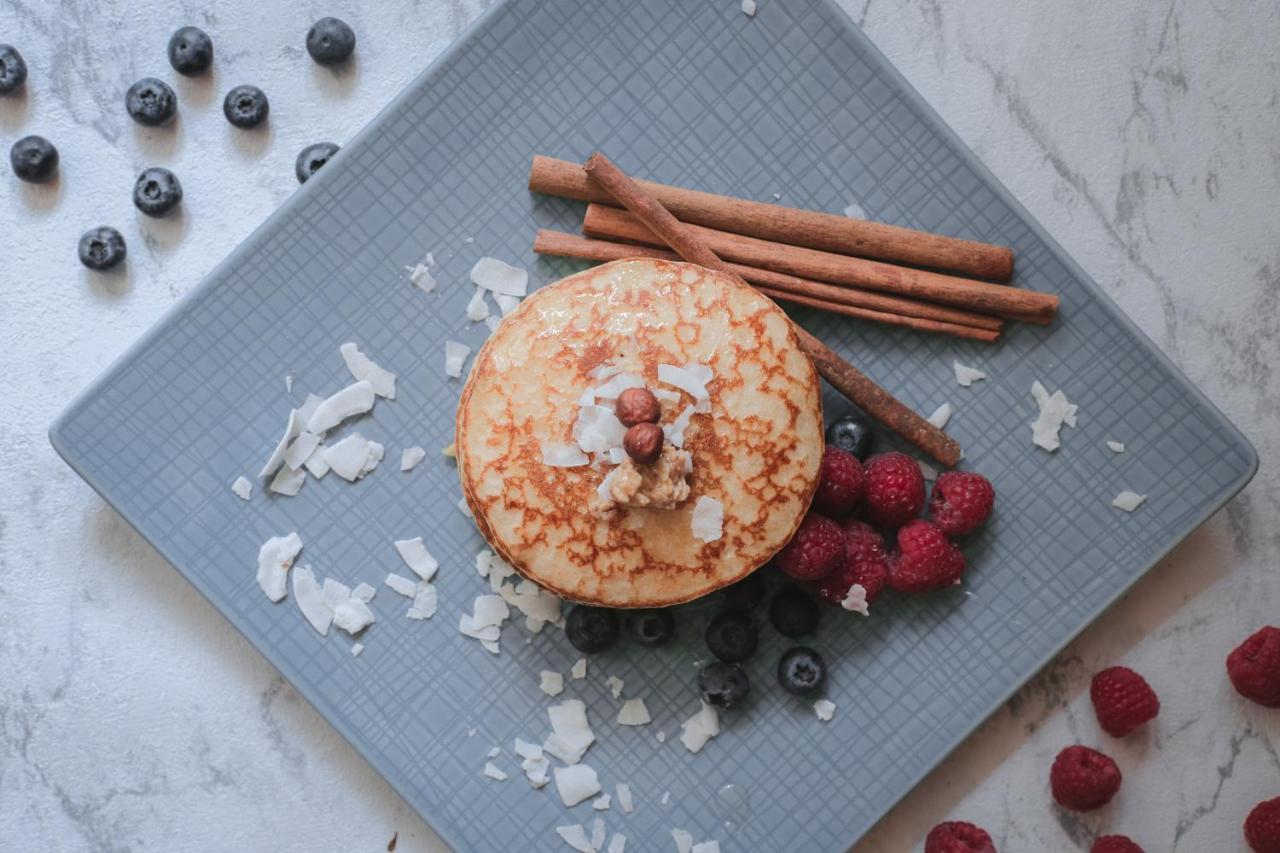 The Westin Grand Munich Hotel Kültér fotó A pancake with cinnamon and raspberries