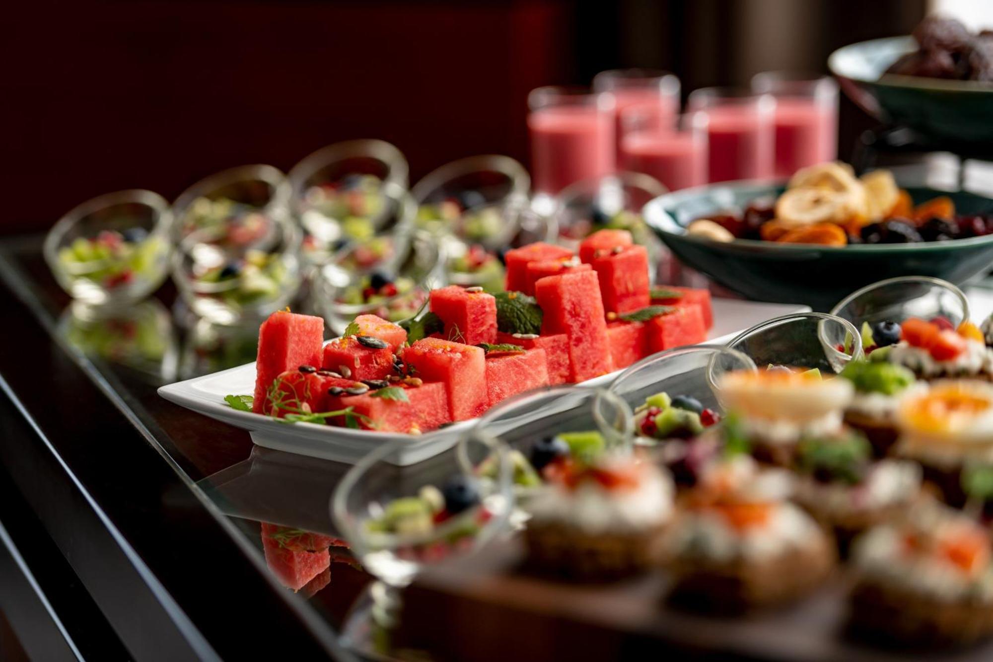 The Westin Grand Munich Hotel Kültér fotó A buffet of fruit and juice