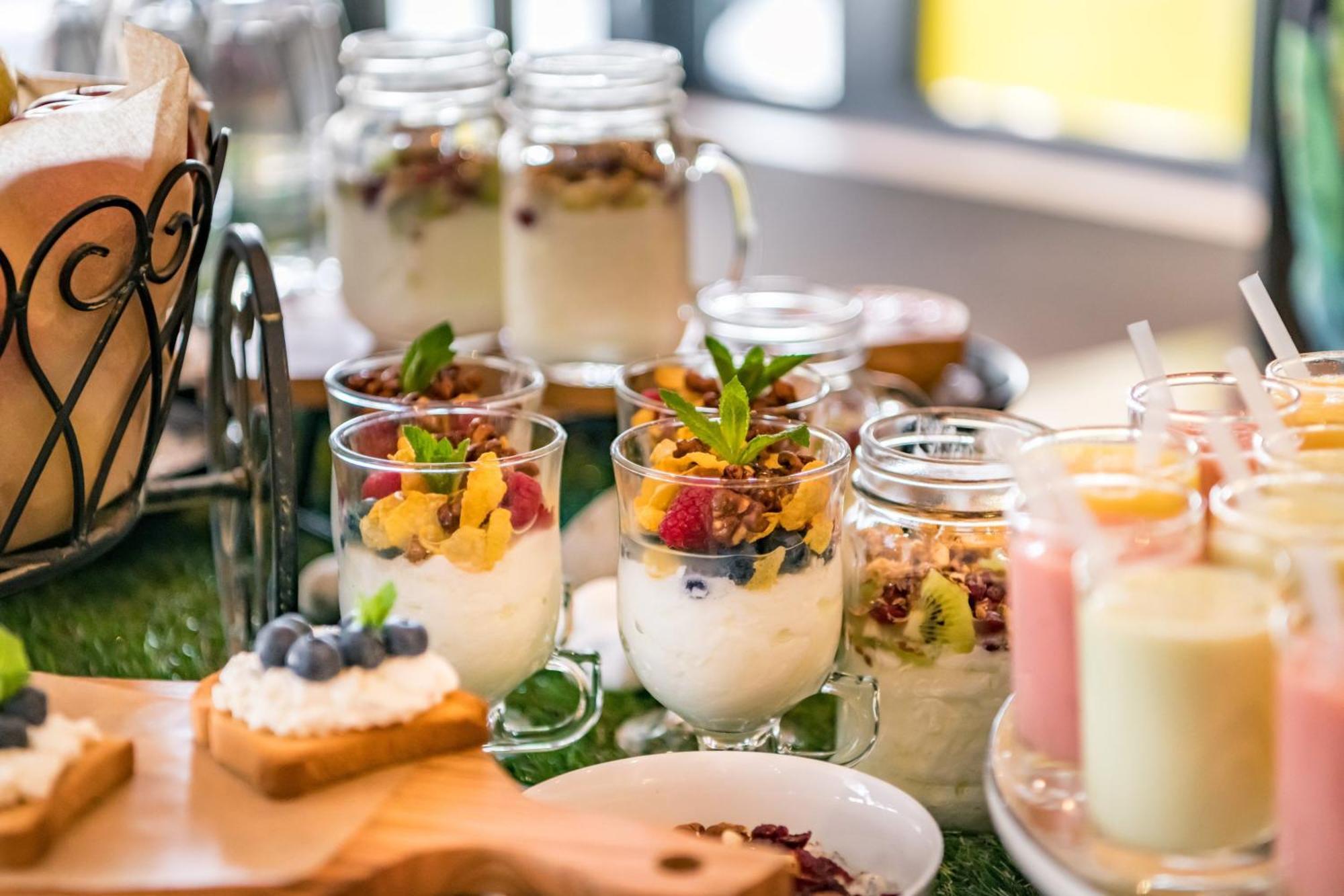 The Westin Grand Munich Hotel Kültér fotó Fruit and yogurt parfait