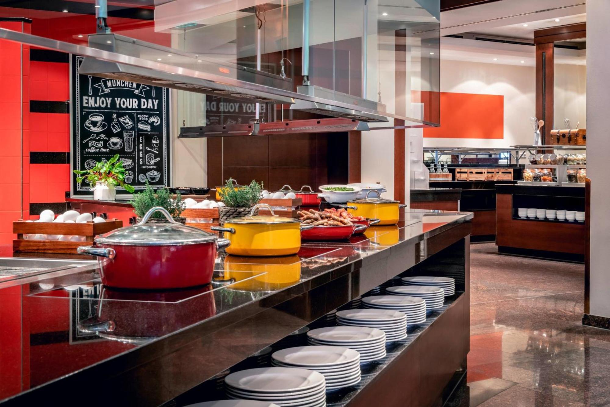 The Westin Grand Munich Hotel Kültér fotó The buffet at the hotel