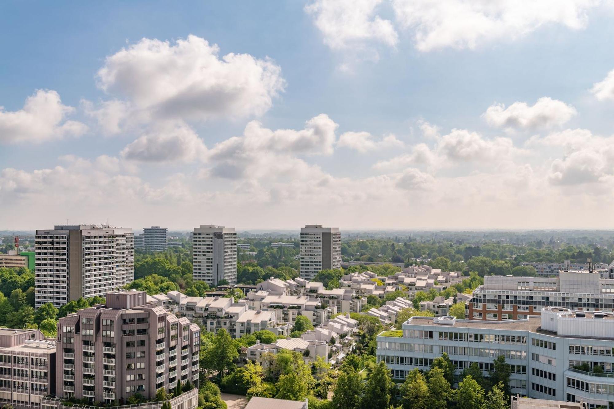 The Westin Grand Munich Hotel Kültér fotó Overlooking the town of Markham