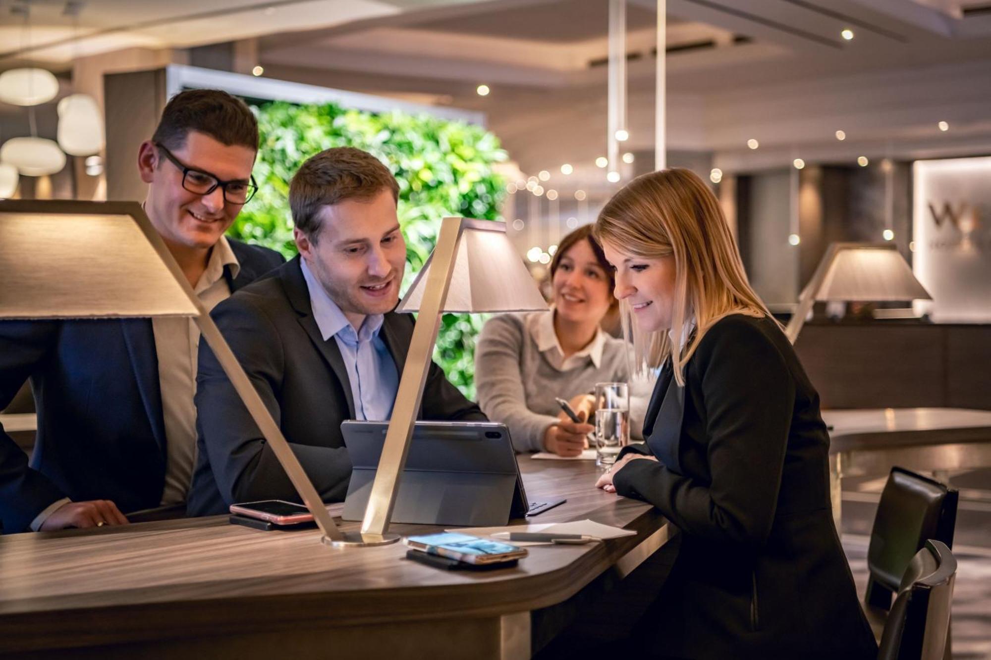 The Westin Grand Munich Hotel Kültér fotó Businesspeople working together