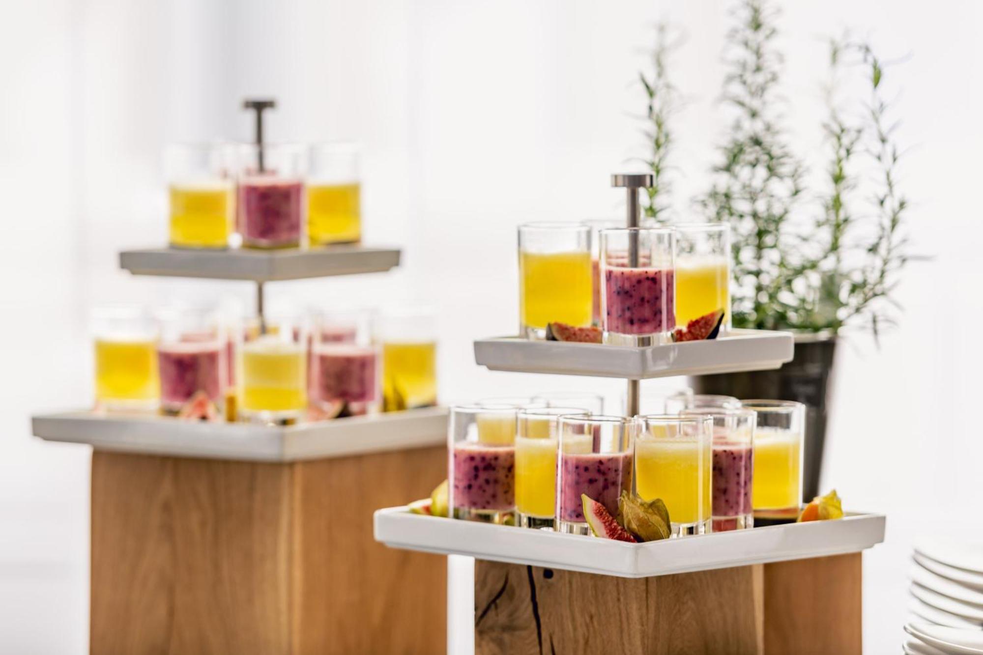 The Westin Grand Munich Hotel Kültér fotó A tiered serving tray
