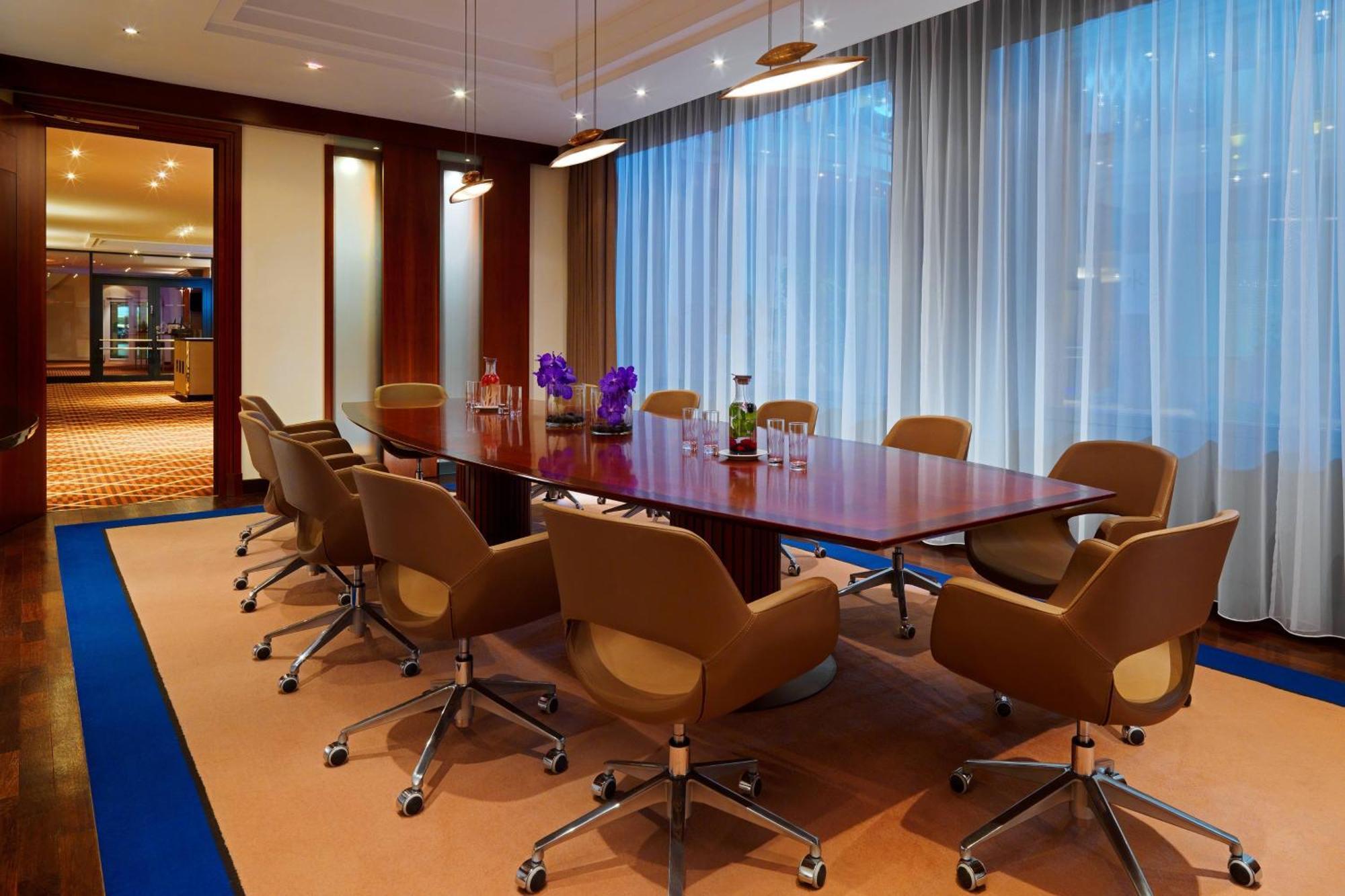 The Westin Grand Munich Hotel Kültér fotó A boardroom at a hotel