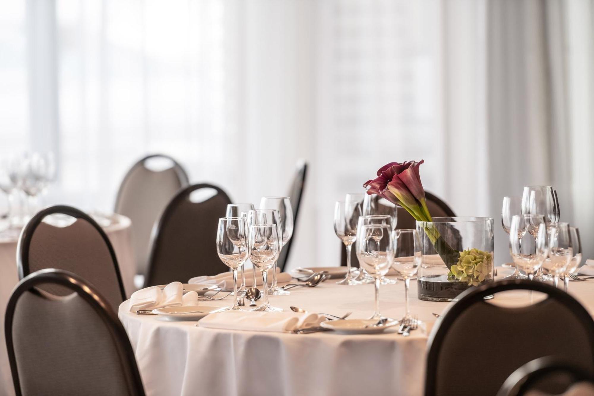 The Westin Grand Munich Hotel Kültér fotó A table set for a formal dinner