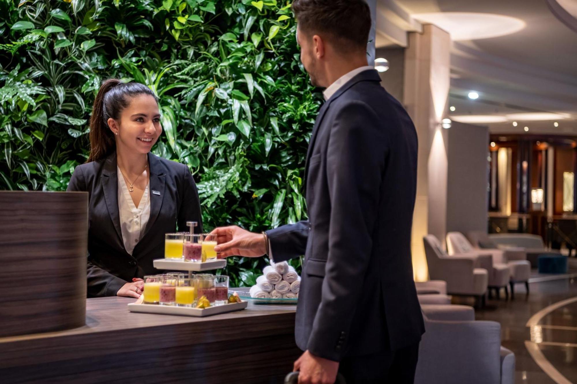 The Westin Grand Munich Hotel Kültér fotó A hotel concierge
